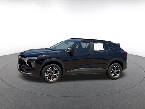 Used 2025 Chevrolet Trax LT FWD image 9