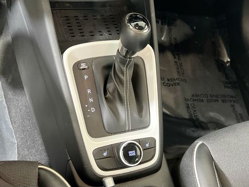 Used 2023 Hyundai Venue Limited FWD image 17