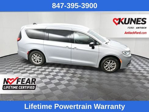 Used 2024 Chrysler Pacifica Touring-L image 10