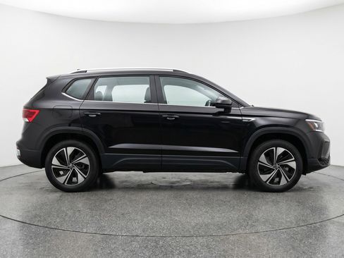 Used 2025 Volkswagen Taos SE AWD/4WD image 11