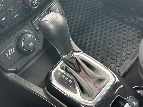 Used 2022 Jeep Renegade Latitude w/ Convenience Group image 23