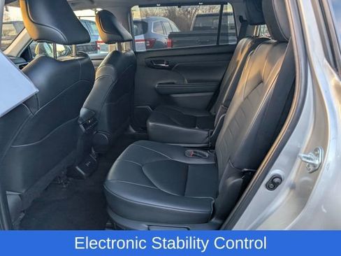 Used 2023 Toyota Highlander XLE image 10