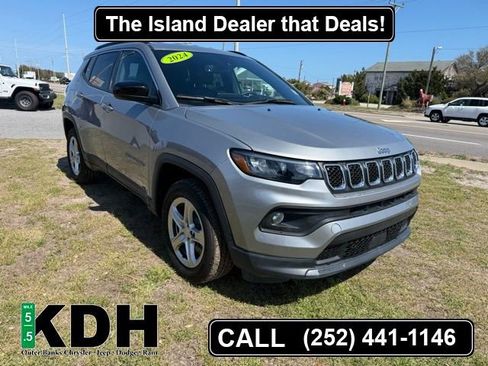 Used 2024 Jeep Compass Latitude w/ Convenience Group AWD/4WD image 1