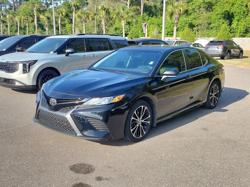 Used 2018 Toyota Camry SE w/ Convenience Package image 3