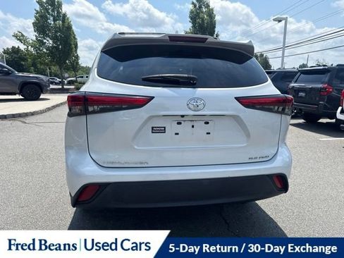 Used 2022 Toyota Highlander XLE AWD/4WD image 10