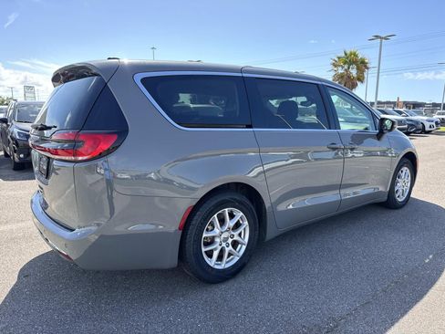 Used 2023 Chrysler Pacifica Touring-L FWD image 5