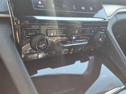 Used 2025 Jeep Grand Cherokee L Altitude AWD/4WD image 13