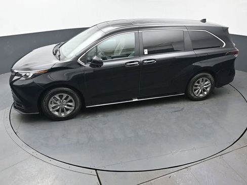 Certified 2025 Toyota Sienna XLE image 47