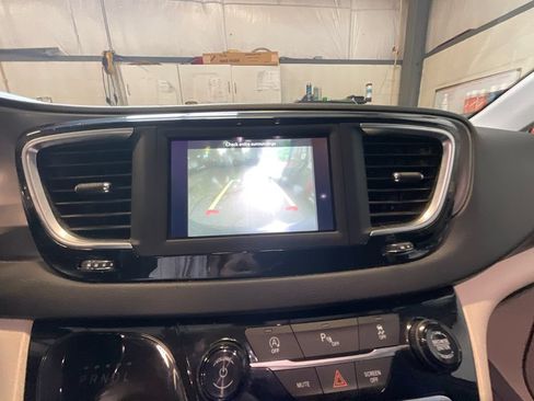 Used 2020 Chrysler Pacifica Touring-L FWD image 18
