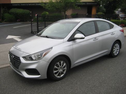 Used 2021 Hyundai Accent SE FWD image 1