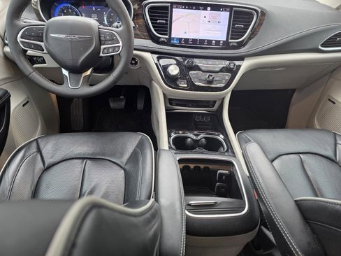 Used 2022 Chrysler Pacifica Limited w/ Uconnect Theater Family Group image 25