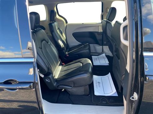 Used 2024 Chrysler Pacifica Touring-L FWD image 18
