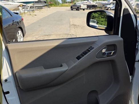 Used 2014 Nissan Frontier SV w/ SV Value Truck Package RWD image 17