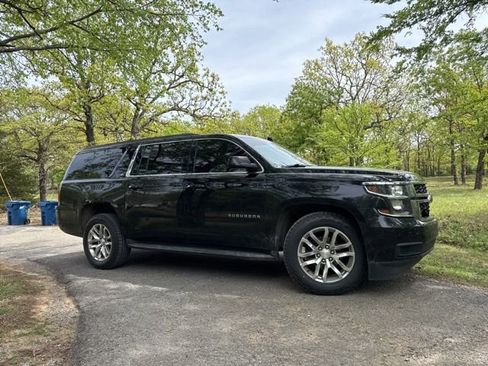 Used 2019 Chevrolet Suburban LT image 2