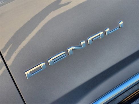Used 2022 GMC Yukon XL Denali image 12