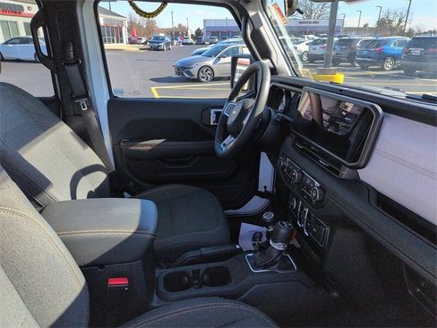 Used 2024 Jeep Wrangler Sahara image 9
