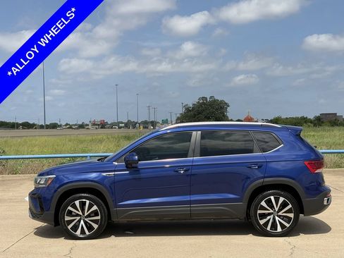 Used 2023 Volkswagen Taos SE FWD image 3