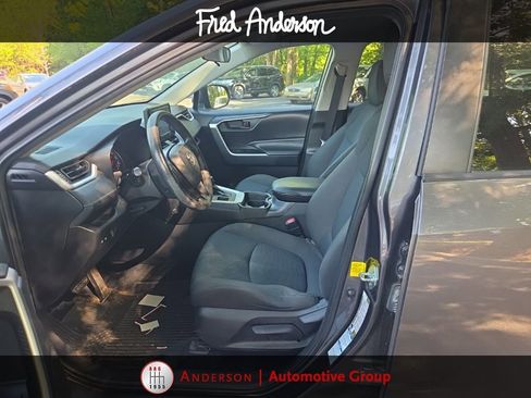 Used 2021 Toyota RAV4 LE AWD/4WD image 2