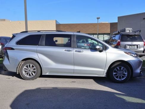 Used 2023 Toyota Sienna XLE w/ XLE Plus Package AWD/4WD image 4