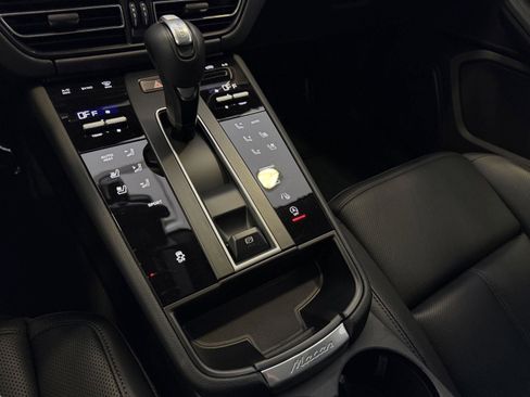 Certified 2025 Porsche Macan image 19