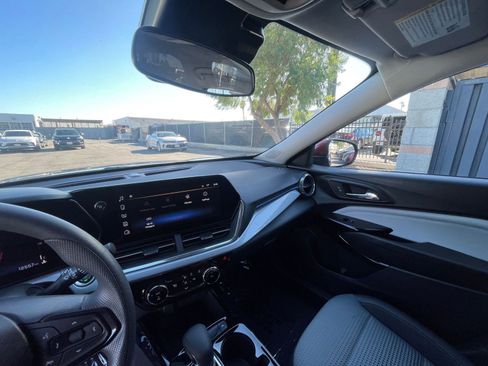 Used 2025 Chevrolet Trax LT image 35