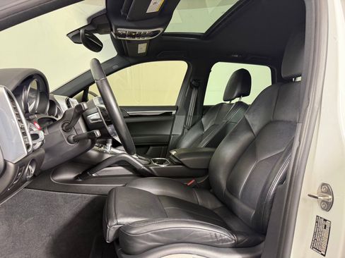Used 2017 Porsche Cayenne Platinum Edition AWD/4WD image 4