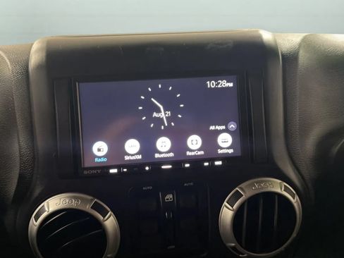 Used 2015 Jeep Wrangler Unlimited Rubicon w/ Connectivity Group AWD/4WD image 14