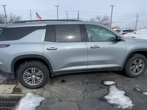 Used 2025 Chevrolet Traverse LT FWD image 2