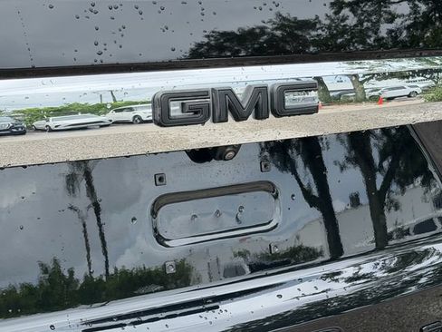 Used 2023 GMC Yukon SLT w/ SLT Premium Package RWD image 9