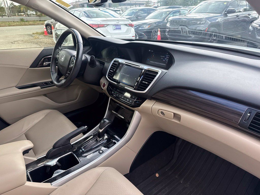 Used 2017 Honda Accord Touring image 25
