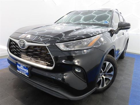 Used 2022 Toyota Highlander XLE AWD/4WD image 1
