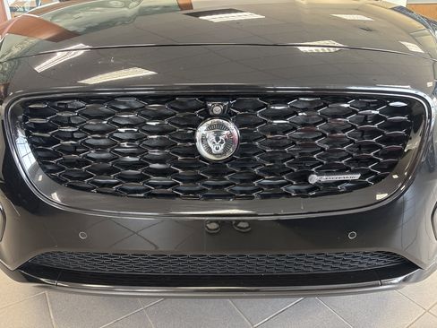 Certified 2024 Jaguar E-PACE R-Dynamic SE image 9