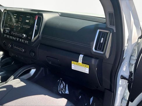 Used 2025 Nissan Frontier SV image 18