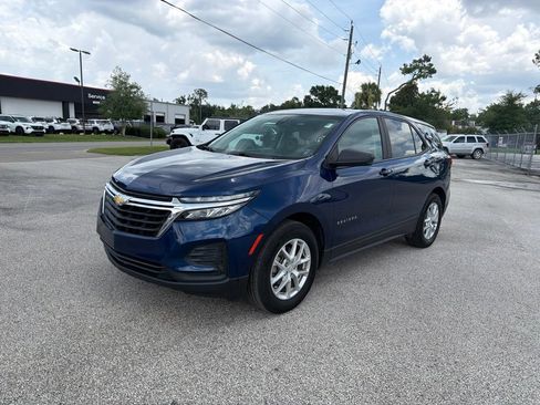 Used 2023 Chevrolet Equinox LS w/ LS Convenience Package FWD image 2