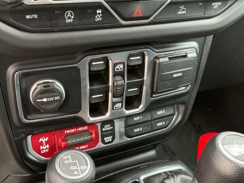 Used 2024 Jeep Wrangler Unlimited Rubicon AWD/4WD image 22