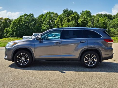 Used 2019 Toyota Highlander XLE AWD/4WD image 2