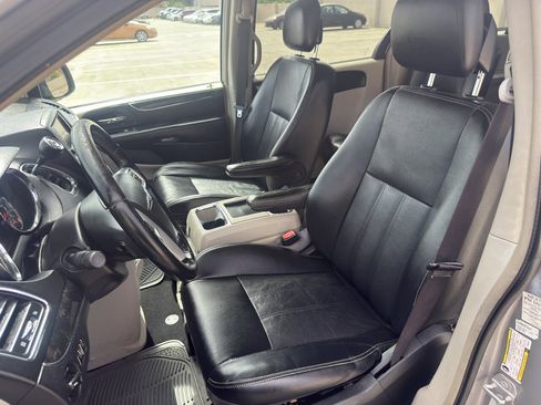 Used 2015 Chrysler Town & Country Touring image 8