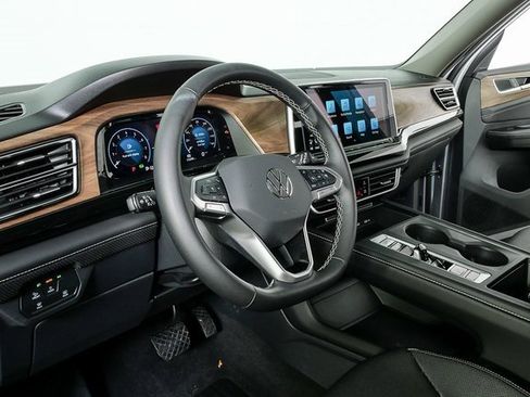 Certified 2025 Volkswagen Atlas SE image 9