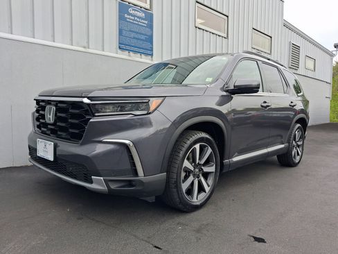 Used 2023 Honda Pilot Touring image 1