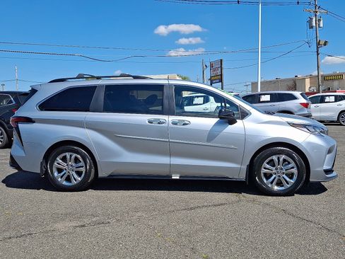Certified 2023 Toyota Sienna XSE image 9