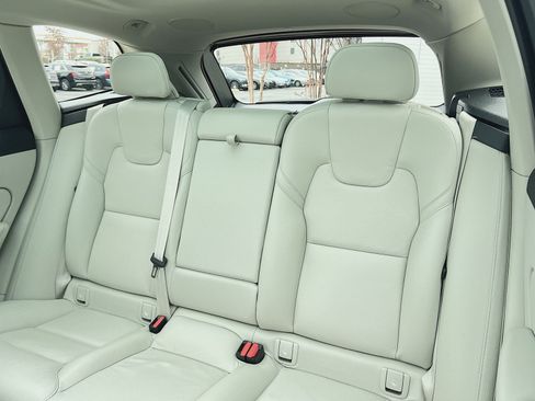 Used 2023 Volvo XC60 B5 Plus image 25