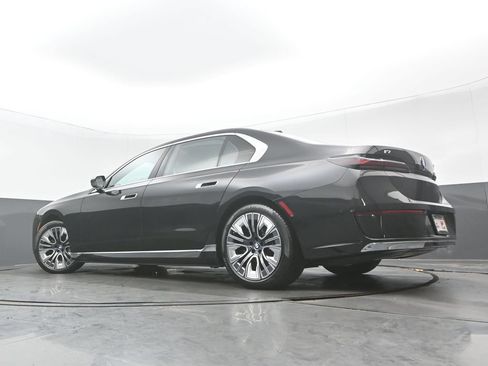 Used 2023 BMW i7 xDrive60 AWD/4WD image 32