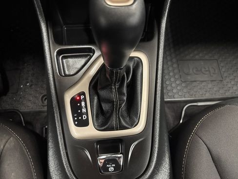 Used 2018 Jeep Cherokee Sport image 18