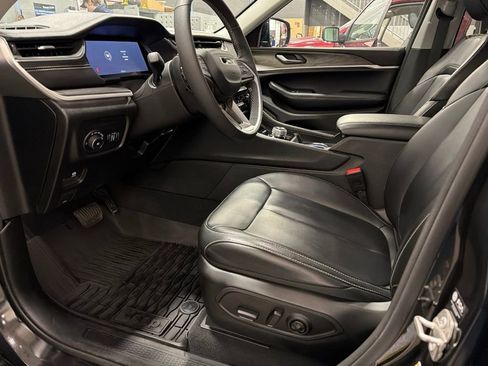 Used 2024 Jeep Grand Cherokee Limited image 3