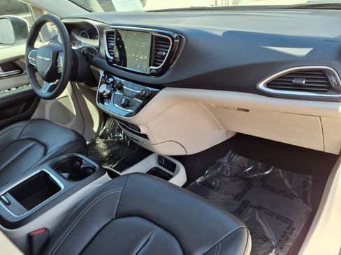 Used 2023 Chrysler Pacifica Touring-L image 8