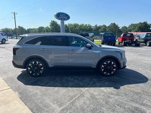 Used 2025 Kia Sorento EX w/ Panoramic Sunroof Package FWD image 4
