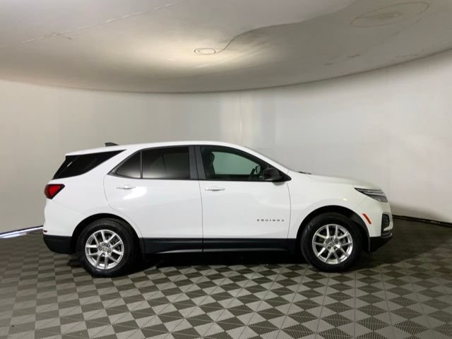 Used 2023 Chevrolet Equinox LS w/ LS Convenience Package AWD/4WD image 4