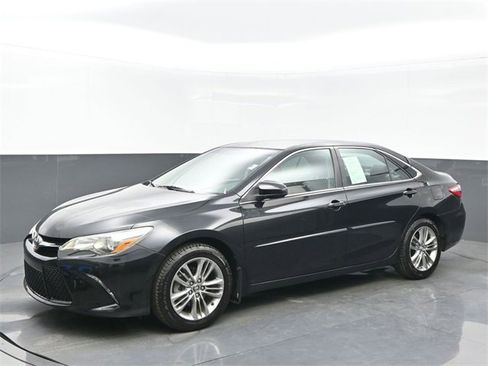 Used 2015 Toyota Camry SE image 2