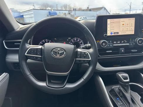 Used 2023 Toyota Highlander XLE image 17