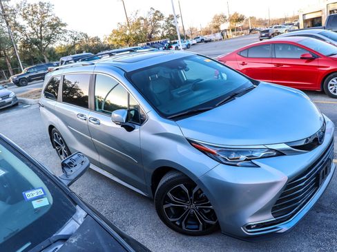 Used 2025 Toyota Sienna Platinum image 5